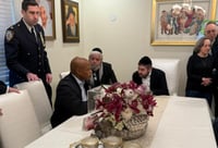 ראש עיריית ניו יורק אריק אדמס בביתו של האב השכול
