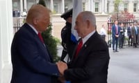 נתניהו וטראמפ בכניסה לבית הלבן