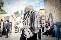 מתפללים בקבר הרשב"י