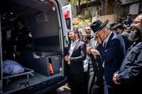 רחובות אבלים: רגעים כאובים מהלווייתו של הרב מאזוז