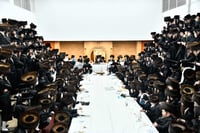 האדמו"ר מנדבורנה בטיש נעילת החג 
