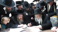 האדמו"ר מאמשינוב במכירת חמץ