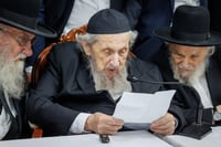 "שאו נא תפילה בעדי" | צפו בדברי המנהיג הליטאי בכנס החירום במעונו