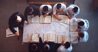 סביבת הלימודים שמורה וזוכה למעטפת תורנית ורוחנית בליווי צמוד של מורי הוראה