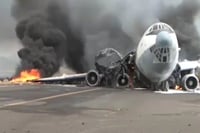 מטוס בוער לאחר התקיפה הישראלית בנמל התעופה בצנעא