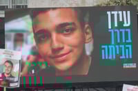 "עידן בדרך הביתה" - שלט בכיכר החטופים בתל אביב