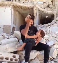בוכה על בנו ש"נהרג" בהפצצות עד שהילד התחיל לגרד ברגל | צפו