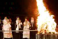 הרב הראשי הספרדי של ירושלים, הרב שלמה עמר, הרב שלום ארוש והרב בניהו שמואלי במהלך חגיגות ל"ג בעומר בהר מירון 