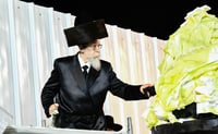 האדמו"ר מבאיאן בהדלקה ל"ג בעומר