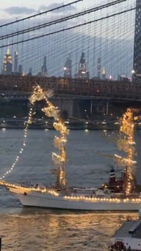 תיעוד: ספינה מקסיקנית התנגשה בגשר ברוקלין - שניים נהרגו