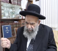 כבר עשרות שנים שהוא עומד בראשות ישיבת 'פורת יוסף', ממלא את מקום אביו