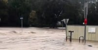 תושבים טיפסו על גגות: שיטפונות פתאומיים באוסטרליה