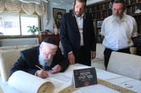 כתיבת אותיות בספר התורה של יד לאחים
