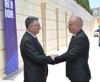 עם שר החוץ של אלבניה