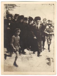 רבי שמואל שלמה ליינר, הרבי מראדזין, עם חסידיו.