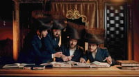 יואלי דווידוביץ, שוכי גולדשטיין ודודי אייזנשטיין שרים: ׳די הייליגע תורה׳
