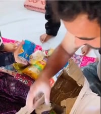 עזתי פותח את חבילת הסיוע