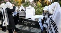 במקום מנוחת אבותיו: רבני ירושלים קיימו מעמד הטלת קללה על 'אאורה ישראל'