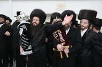 הזוכים משנים עברו בריקוד של שמחה 