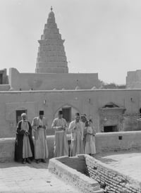 יהודים בבליים עומדים לצד קבר הנביא יחזקאל בצ'יפיל שבעיראק,
