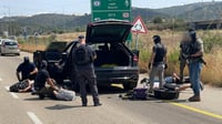 תיעוד דרמטי: שוטרים ובלשים משתלטים על שיירה עבריינית באמצע הכביש