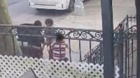 מתנפל על הילד, מפיל וממשיך: התיעוד שמזעזע את השכונה החרדית