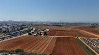 הבעלות על הקרקע פרטית והיא צמודת דופן לשכונות קיימות