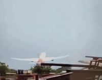 תיעוד דרמטי מהודו: מטוס נוסעים מתרסק בלב אזור אזרחי