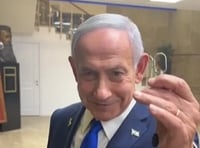 נתניהו ירד מחויך במדריגות - והציג את הנצרה של הפצצות המדויקות | צפו
