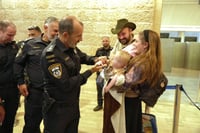 מפכ"ל המשטרה עם מפונים