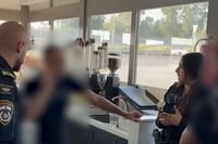 סירבו להכניס משפחה עם תינוקות למרחב המוגן - ועוכבו ע"י השוטרים