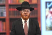 אזעקות באמצע הלילה: האם מותר לומר תהילים לפני ברכות התורה? • צפו