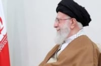 התקשורת עם חמינאי מורכבת: הוא מתבצר בבונקר ומתקשר באמצעות פתקים