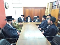 נציגי מערך ההסברה של פיקוד העורף בביקור אצל רבני בני ברק