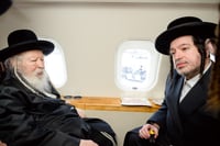 האדמו"ר מגור בעת קבלת המכתב השבוע על המטוס בארה"ב