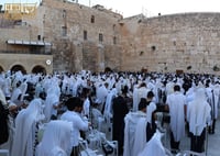 המונים בתפילת ראש חודש תמוז 