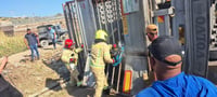 לוחמי האש מחלצים את הפקות המשאית ההפוכה