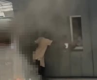 גיבור היום: השכן האמיץ תועד מוציא ילדים מבית בוער בלב פריז | צפו 
