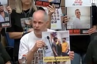"הצמידו מוט חד למצח שלה": שורד השבי קית' סגל חושף את רגעי האימה