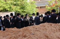 האדמו"ר מויז'ניץ בית שמש בעצרת מחאה ביהוד