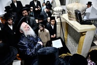 האדמו"ר מפרמישלאן בעליה לציון אביו זצ"ל