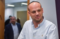 השופט קבע: הקלה משמעותית בתנאי המעצר של פלדשטיין