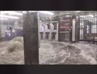 תיעוד דרמטי: המים הציפו את הרכבת התחתית בניו יורק - התושבים נלכדו