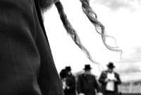 האח הקטן ויתר על האדמו"רות לאחיו הבכור - אז למה החסידות הושמדה? | סיפור מטלטל