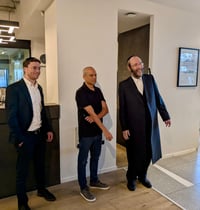 מנכ"ל בנק הפועלים, מר ידין ענתבי, בביקור בסניף הבנק ברחוב רבי עקיבא ובמרכז 'אחים ליזמות ועסקים'