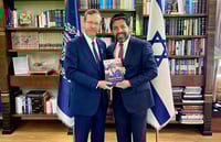 ״חבר, למעלה מחצי יובל״ | כשרב הסלבס  העניק לנשיא הרצוג את ספרו ׳גדולה שימושה׳
