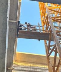 ערום, מפוחד - ותלוי על עגורן: כך לכדו השוטרים את המחבל הדורס
