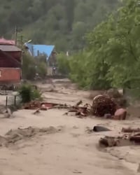 בשיא הקיץ: שני הרוגים בשיטפונות עזים ברומניה | תיעוד מטורף