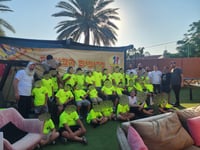 ילדי הקייטנה של יד לאחים לניצולי הכפרים הערביים עם חלק מהצוות