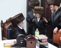 האדמו"ר מויז'ניץ חובש את הקולפיק על ראש נכדו